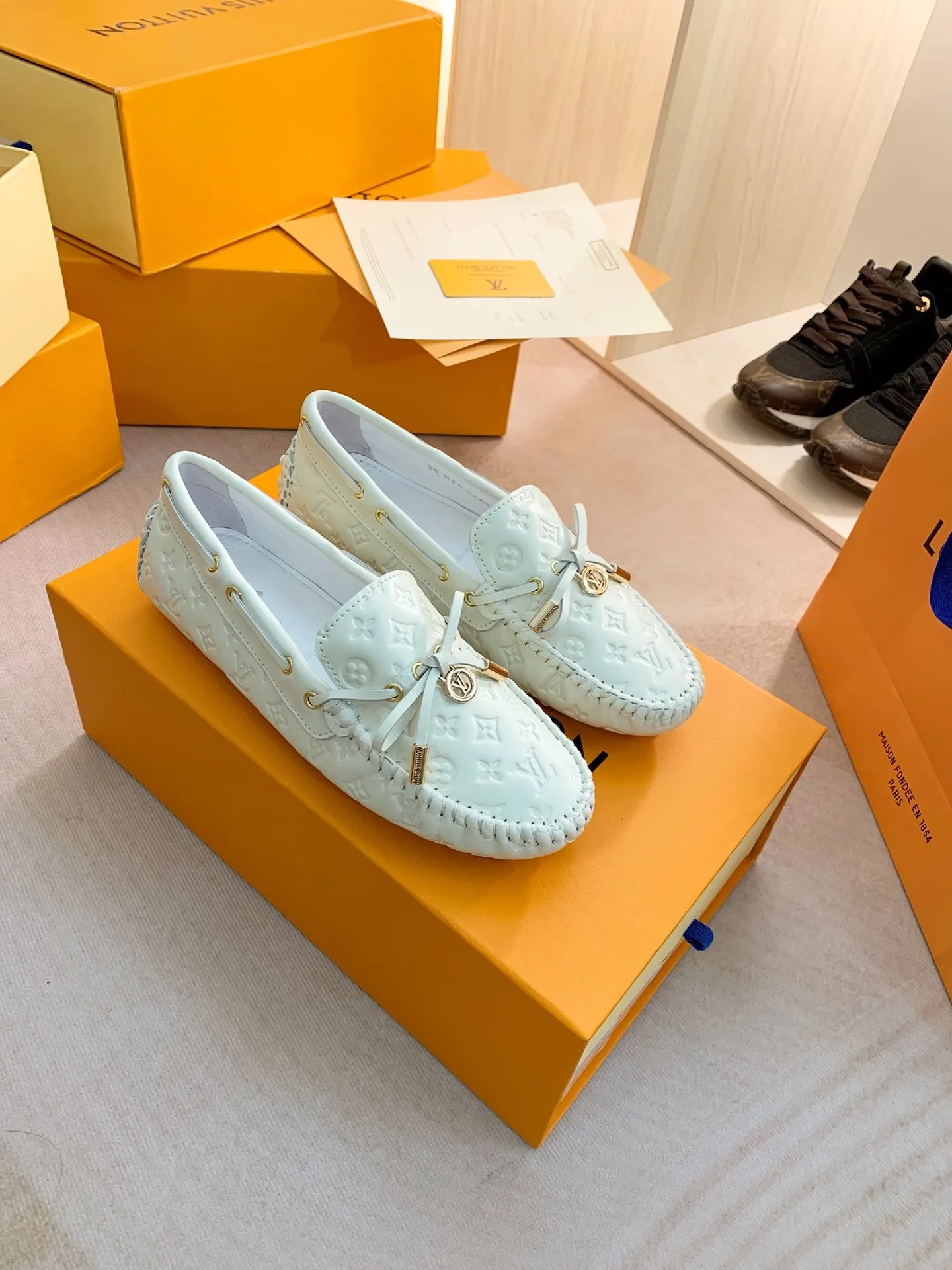 p460💰Couple model❤️🇫🇷 𝙇𝙤𝙪𝙞𝙨 𝙑𝙪𝙞𝙩𝙩𝙤𝙣 🇫🇷Louis Vuitton 2023 Classic𝓛𝓿 𝓣𝓻𝓪𝓲𝓷𝓮𝓻 Sports Series ➪➪➪¯ [Arizona Doudou Shoes Series] ▪️▪️▪️Arizona slip-on shoes are made of Monogram Eclipse canvas. Its hand-painted and dyed edges and hand-sewn uppers fully demonstrate Louis Vuitton's traditional shoemaking craftsmanship. This slip-on shoe is very lightweight. The integrated tongue and upper make it particularly comfortable and flexible. The soft outsole is equipped with rubber padding. Decorated with matching sash. Detailed features: ☑️Monogram Eclipse canvas ☑️Black Eclipse pattern ☑️Hand-painted shoe edges ☑️Hand-sewn uppers (each pair takes time to process) ☑️Integrated tongue and upper construction ☑️Outsole equipped with rubber lining ☑️size: 35_46
